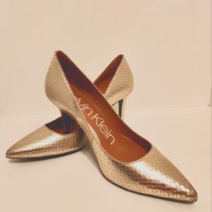 Women's shoes Calvin Klein  made of genuine leather in gold color. Size 7/1.2